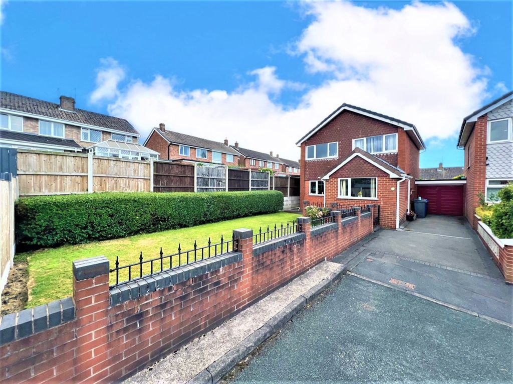 3 bed linkdetached house for sale in Strand Close, StokeOnTrent