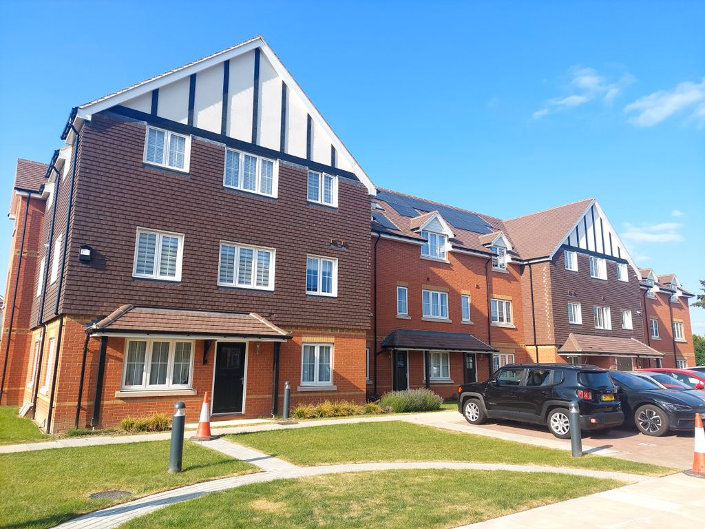 2 bed flat to rent in Gatehouse Close, Ashford TW15 Zoopla