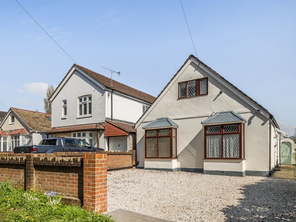 4 bed detached bungalow for sale in 13 Park Lane, Cowplain