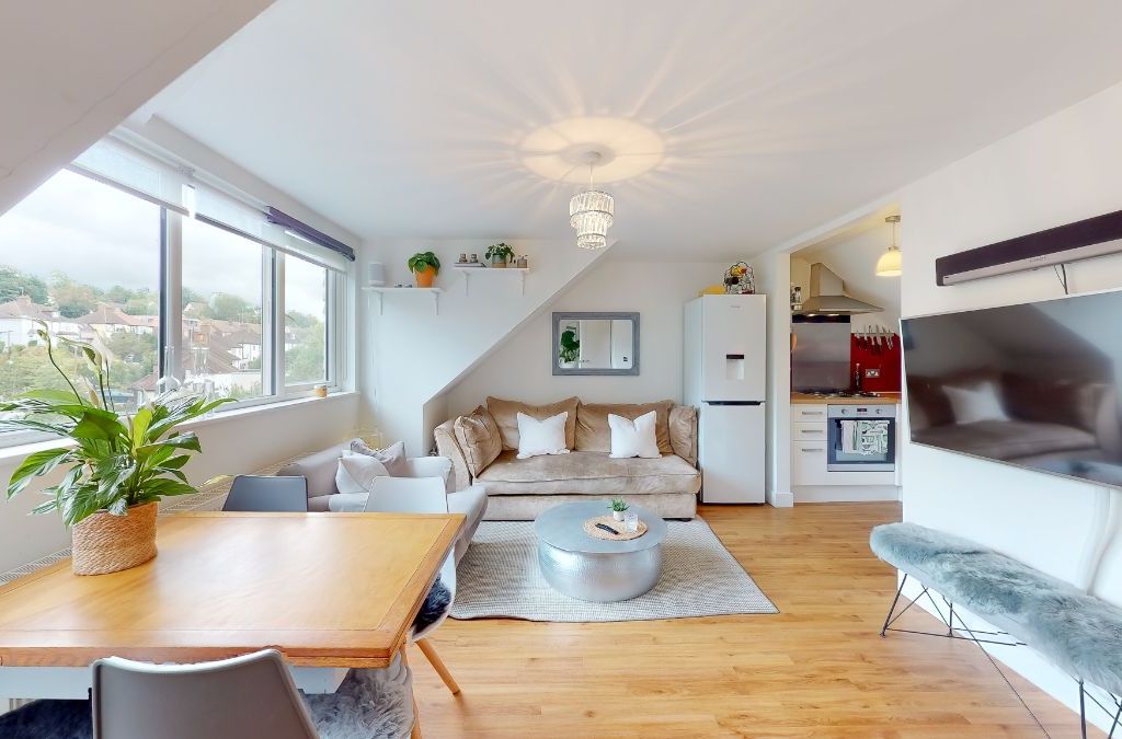 2 bed flat to rent in Brighton Road, Coulsdon CR5, £1,600 pcm Zoopla