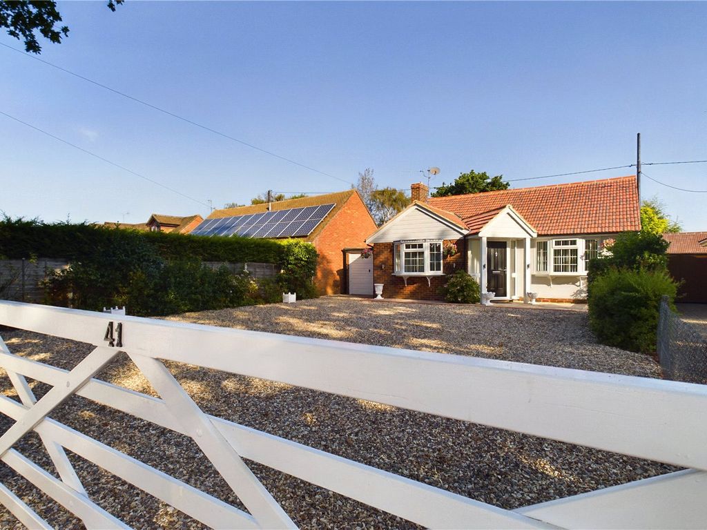 3 bed bungalow to rent in Silchester Road, Pamber Heath, Tadley