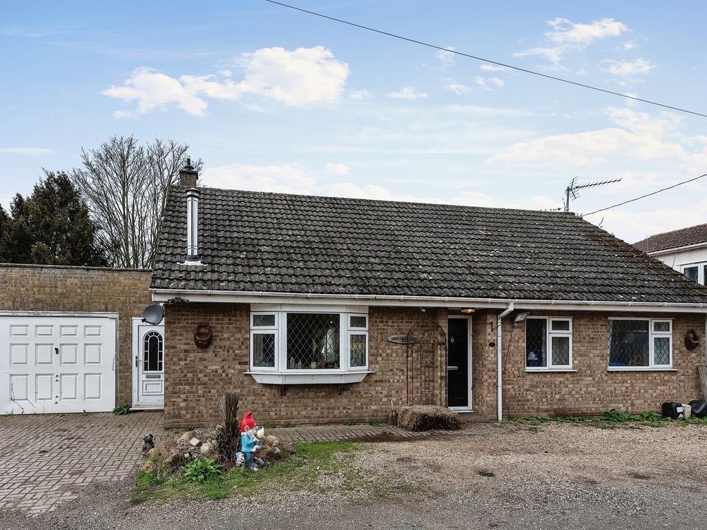 5 bed bungalow for sale in Wings Road Close, Lakenheath, Brandon IP27