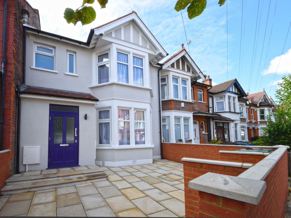 3 bed flat to rent in Welldon Crescent, Harrow HA1, £2,450 pcm Zoopla