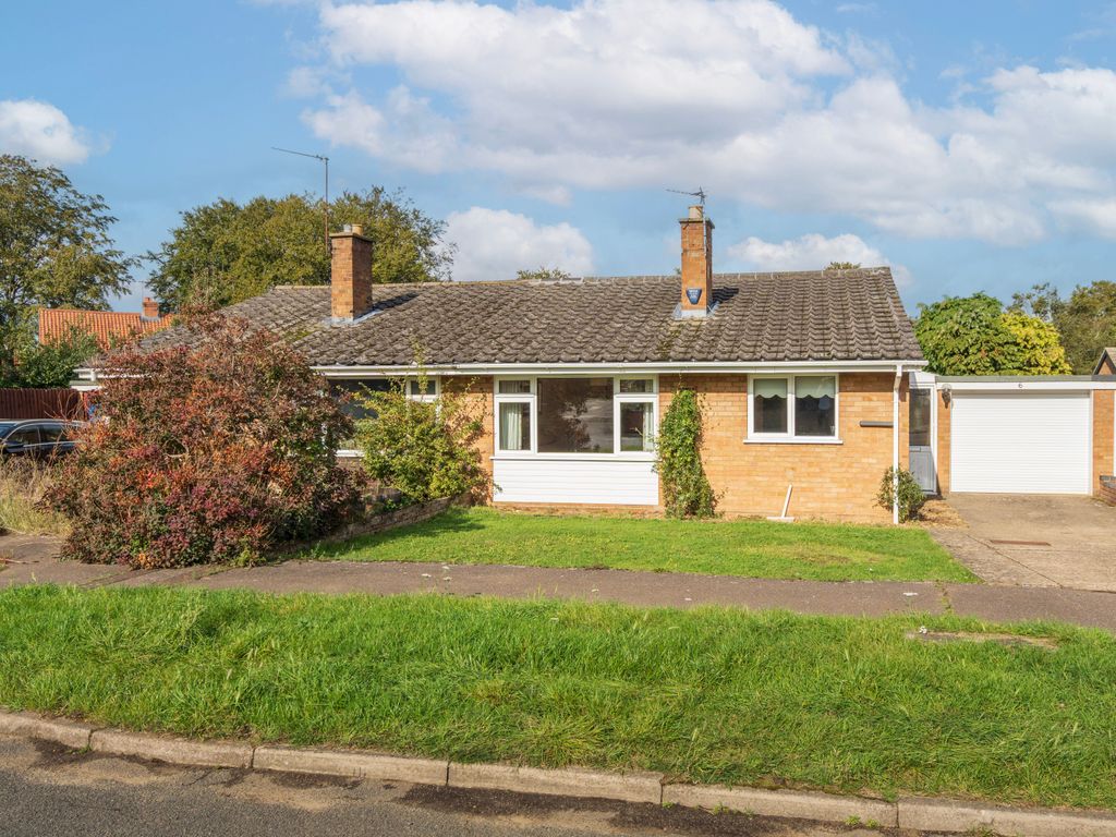 2 bed semidetached bungalow for sale in Meadow Rise Close, Norwich NR2