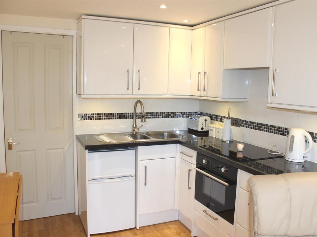 1 bed flat to rent in Mead Close, Egham TW20 Zoopla