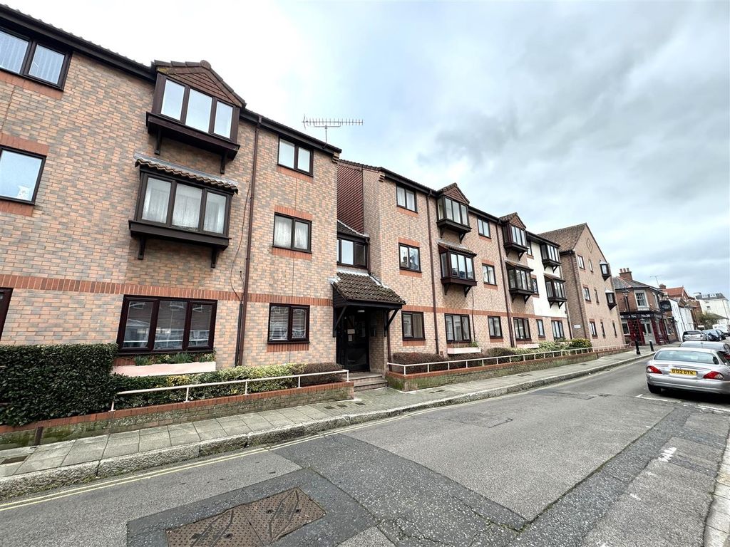 1 bed flat for sale in Florence Road, Southsea PO5, £139,995 Zoopla