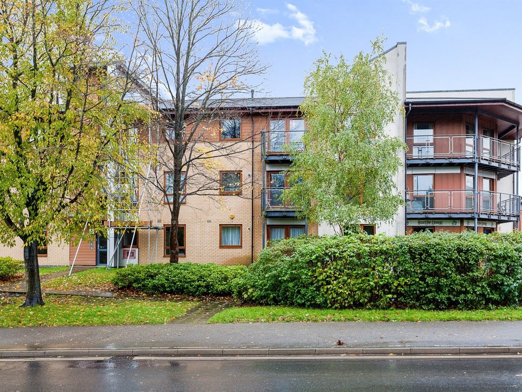 2 bed flat for sale in Commonwealth Drive, Crawley RH10 Zoopla