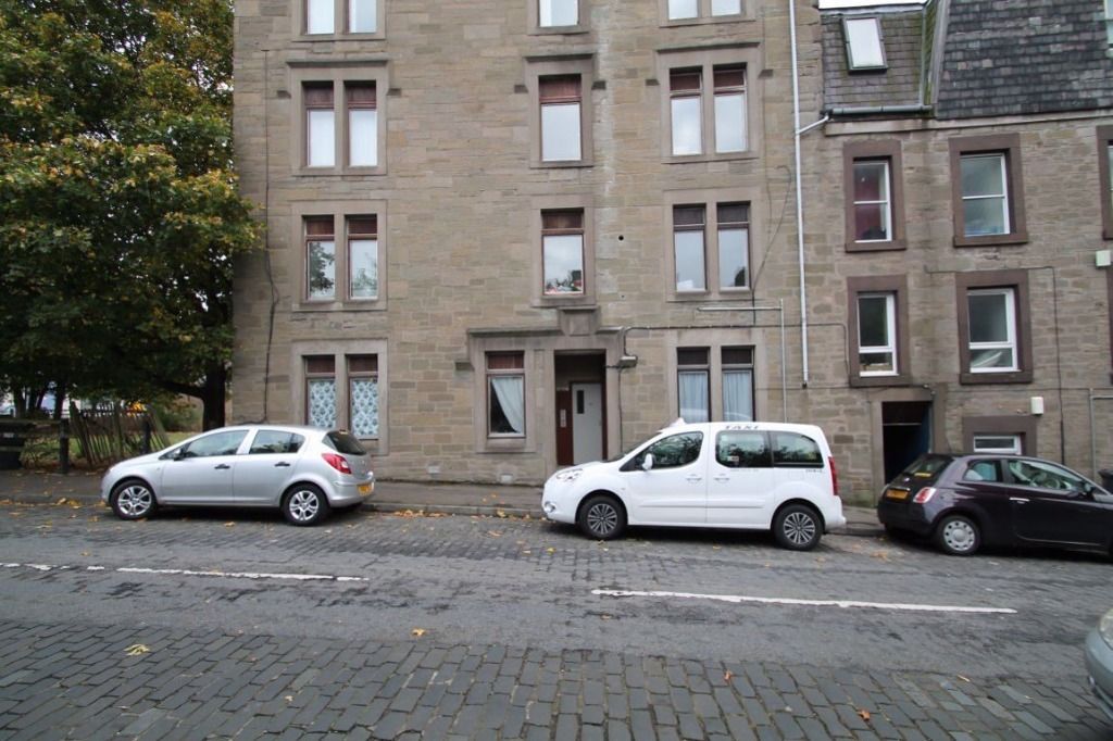 2 bed flat to rent in Crescent Street, Stobswell, Dundee DD4, £775 pcm