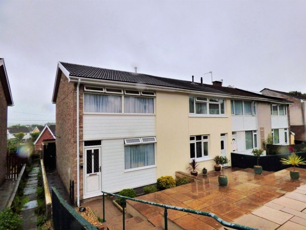 3 bed end terrace house to rent in Glan Yr Ystrad, Johnstown