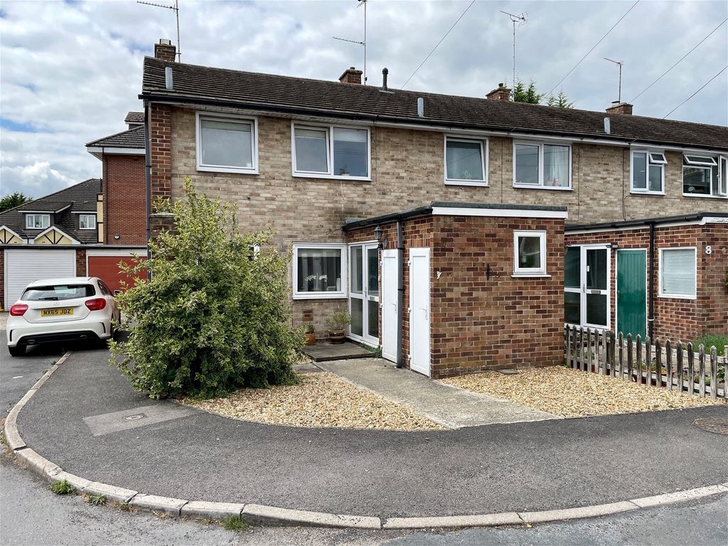 3 bed end terrace house for sale in York Close, Newbury RG14, £385,000