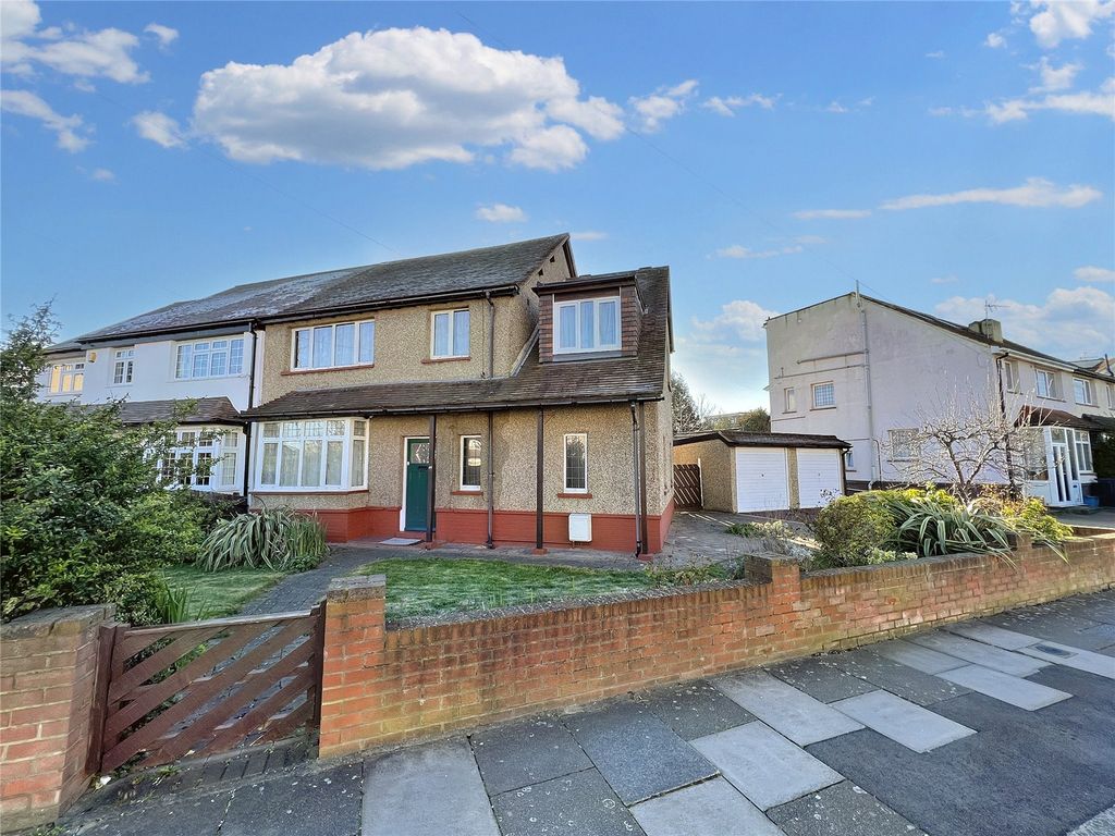 4 bed semidetached house to rent in Stainforth Road, Newbury Park
