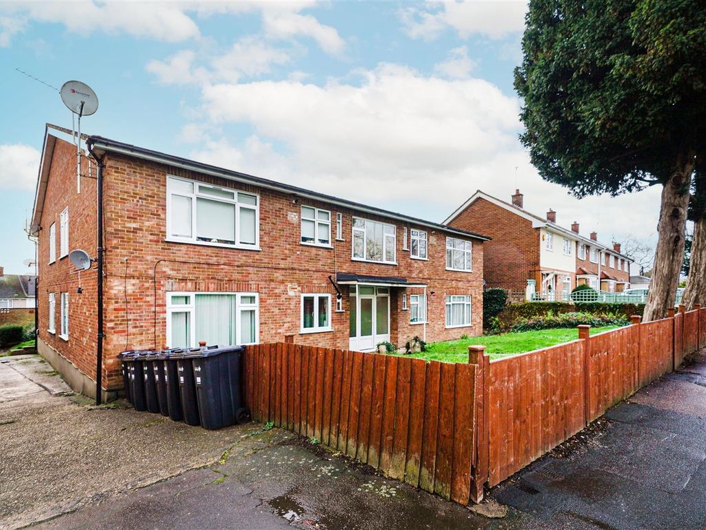 1 bed to rent in Chigwell Road, Woodford Green IG8, £1,400