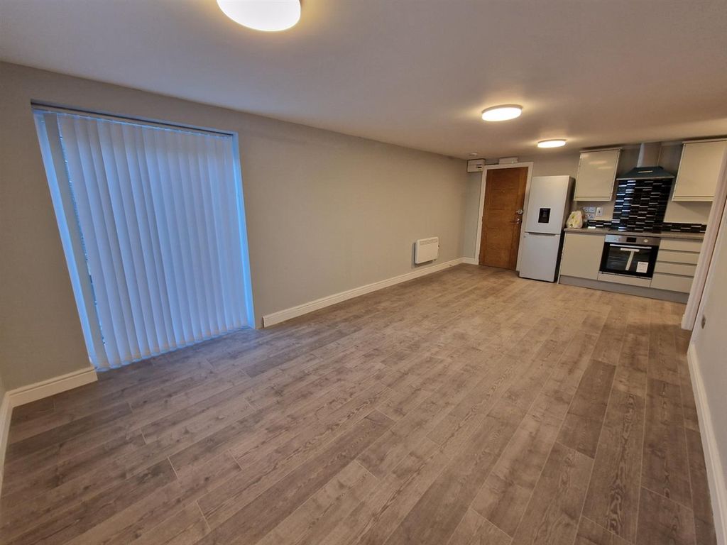 2 bed flat to rent in Fairway Avenue, Borehamwood WD6, £1,495 pcm Zoopla