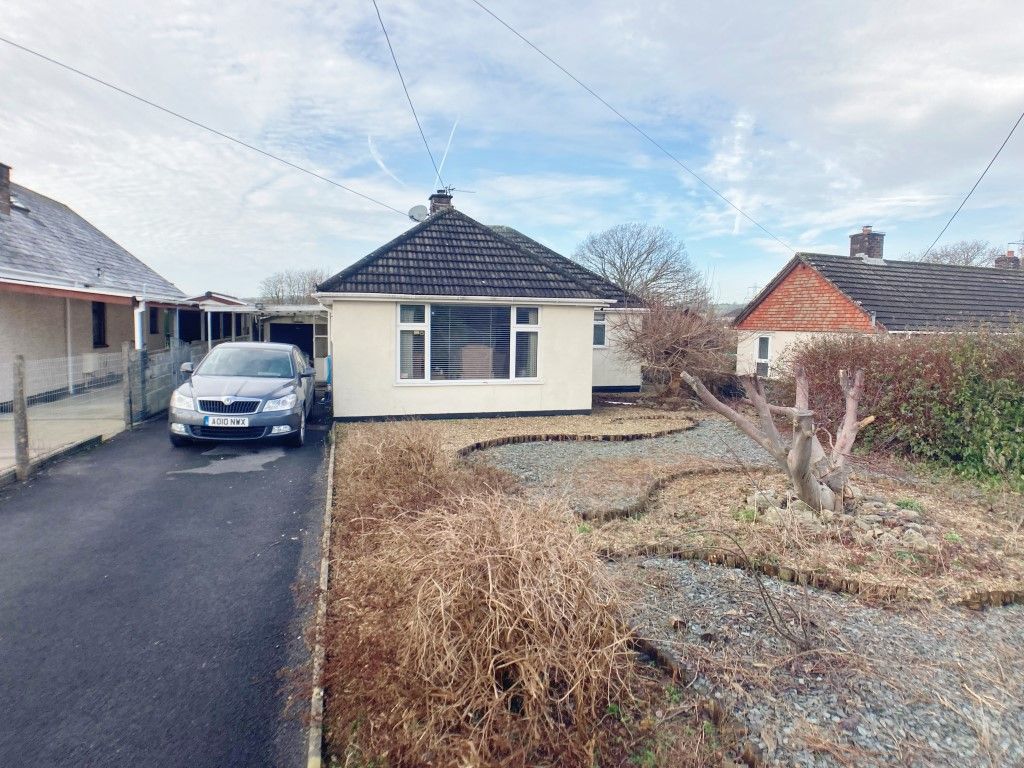 3 bed bungalow for sale in Glynhir Road, Pontarddulais, Swansea SA4, £