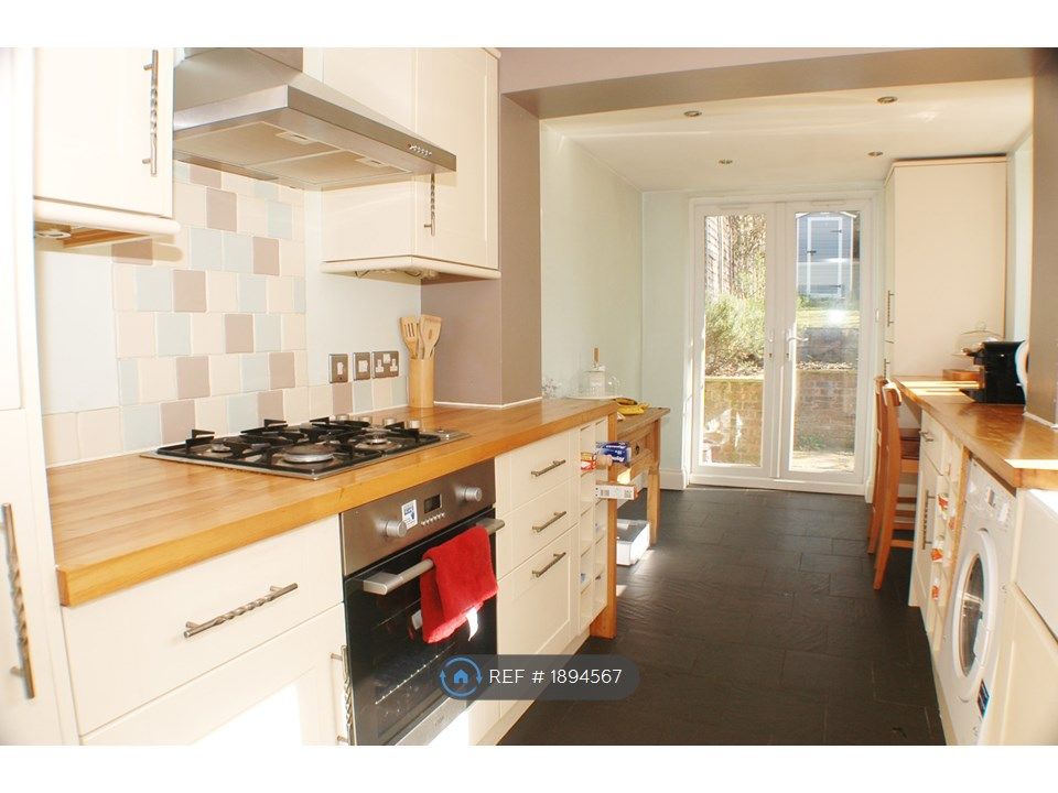 2 bed terraced house to rent in Grenfell Road, Maidenhead SL6, £1,595