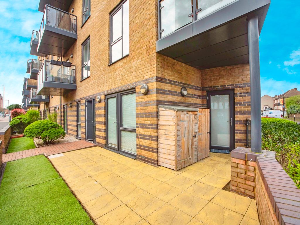2 bed flat for sale in Sterling Road, Bexleyheath DA7, £325,000 Zoopla