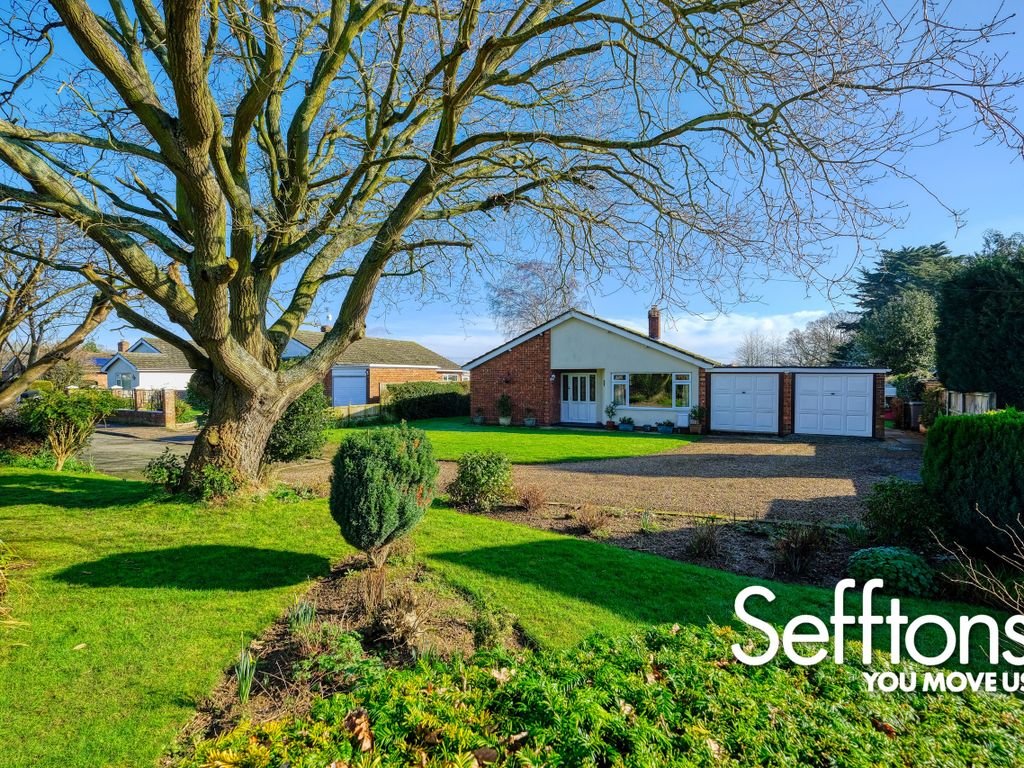 3 bed detached bungalow for sale in Brick Kiln Road, Little Plumstead