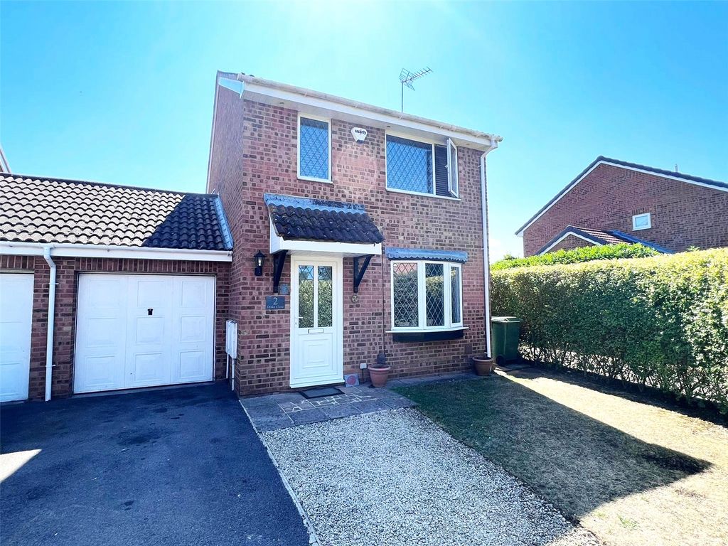 3 bed linkdetached house for sale in Drake Close, Churchdown