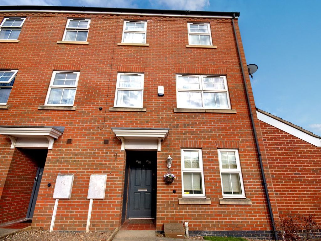 4 bed end terrace house for sale in Larchmont Road, Leicester LE4, £