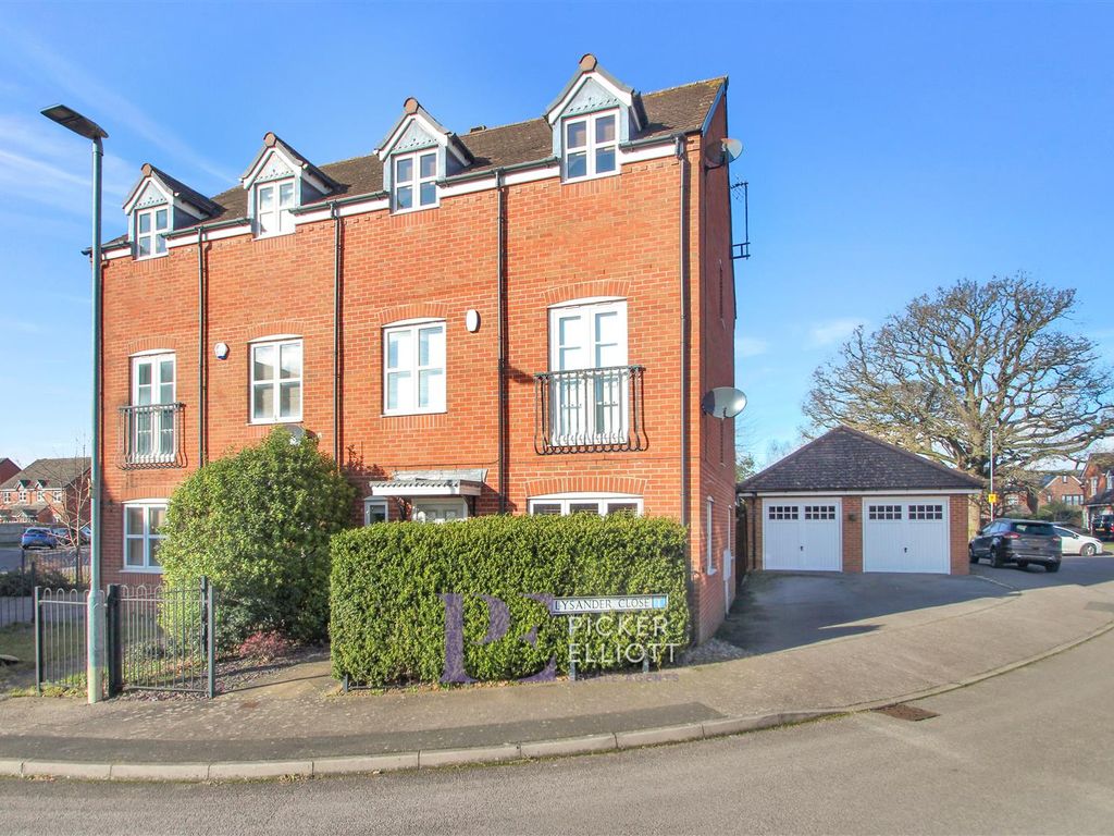 4 bed semidetached house for sale in Lysander Close, Burbage, Hinckley