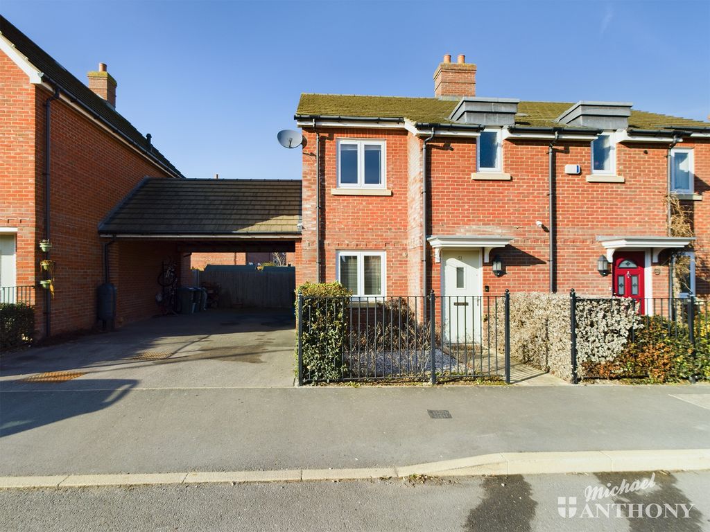 3 bed semidetached house to rent in Pippin Road, Aylesbury