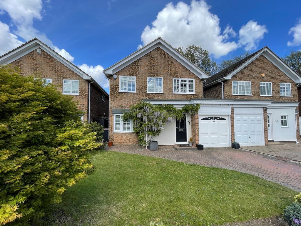 4 bed linkdetached house for sale in Berger Close, Petts Wood
