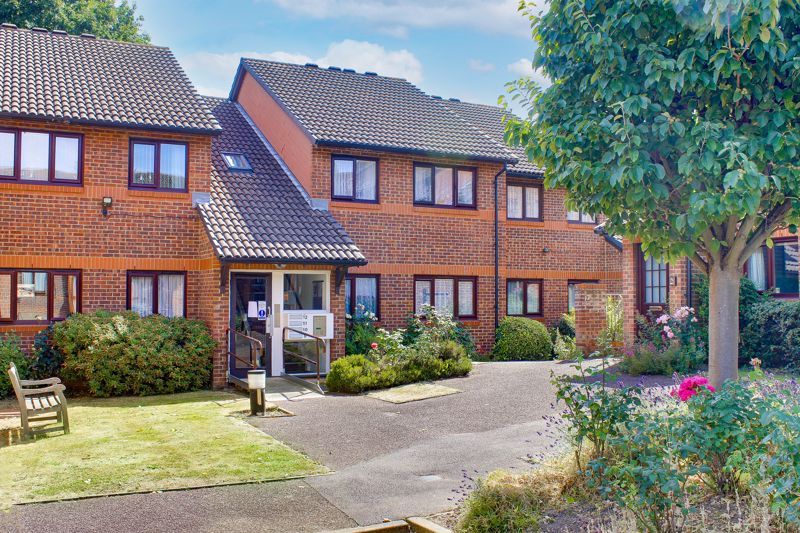2 bed property for sale in Regency Court, Park Avenue, Enfield EN1 Zoopla
