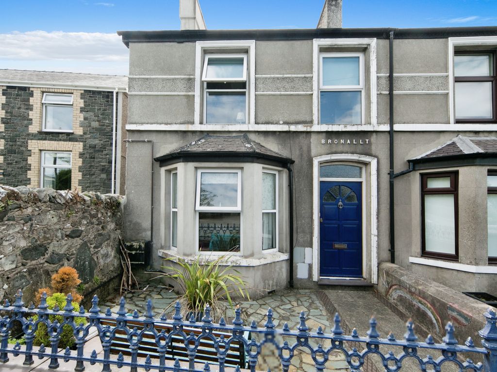 3 bed semidetached house for sale in Gladstone Terrace, Groeslon, Caernarfon, Gwynedd LL54, £