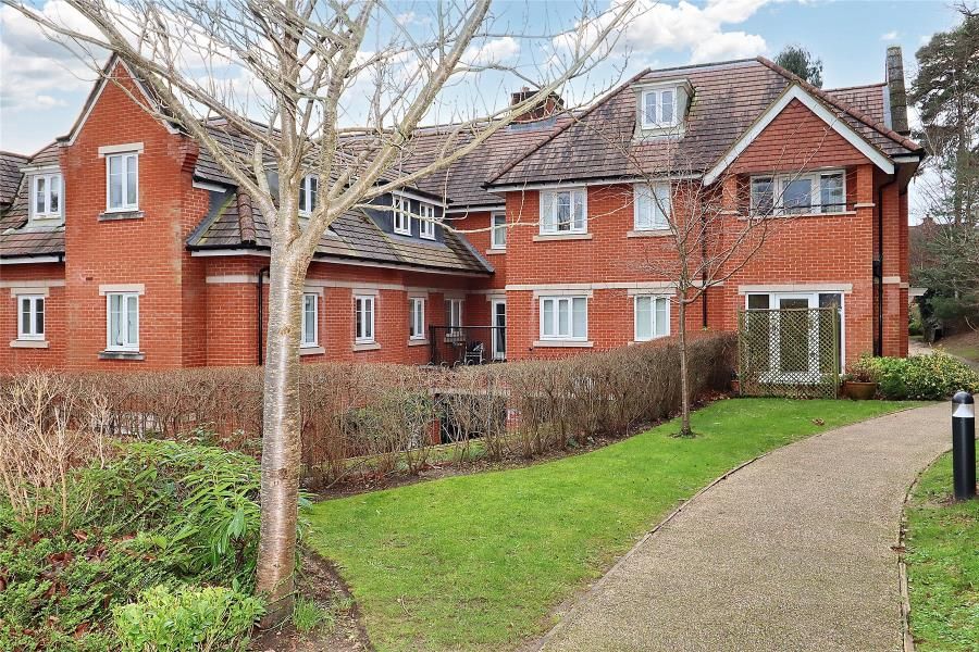 2 bed flat to rent in Sandy Lane, Woking GU22, £1,595 pcm Zoopla