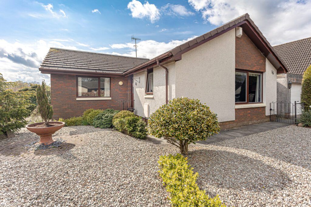 3 bed detached bungalow for sale in Highland Crescent, Crieff PH7 Zoopla
