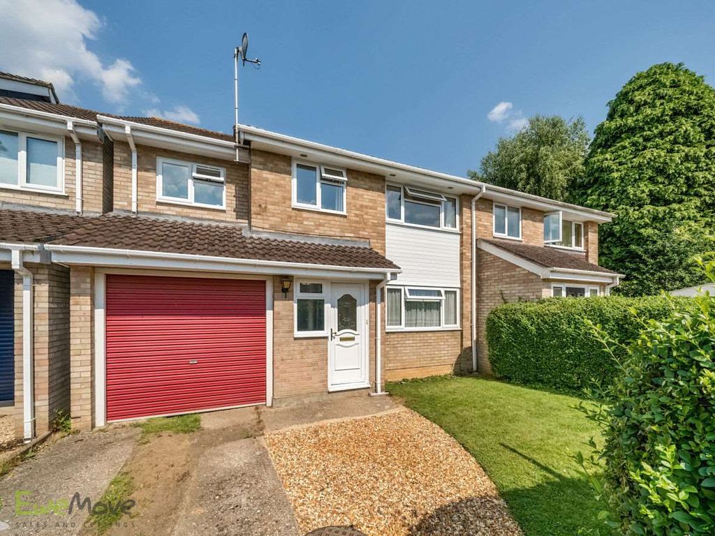 4 bed semidetached house for sale in Pinehurst, Tadley RG26, £350,000