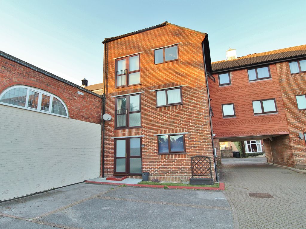 1 bed flat to rent in Waterloo Road, Havant PO9, £895 pcm Zoopla