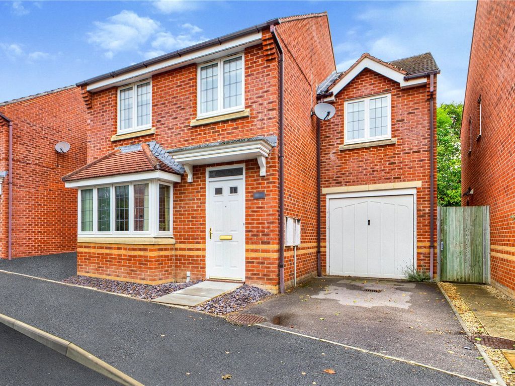 4 bed detached house to rent in Florence Gardens, Thatcham, Berkshire