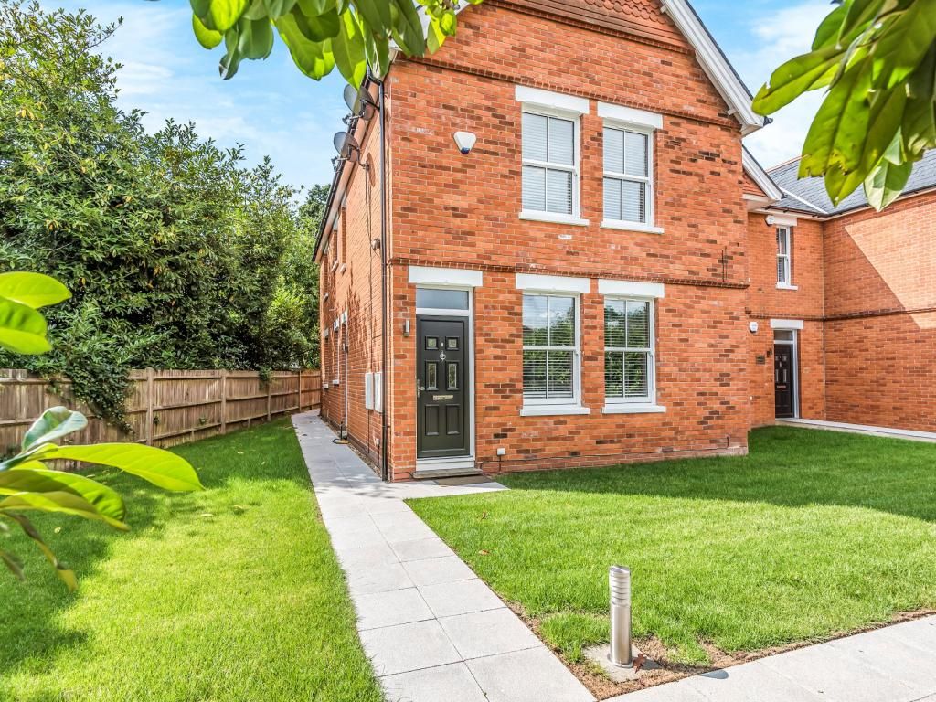 2 bed flat for sale in West End Road, Mortimer Common, Berkshire