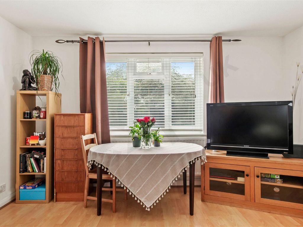 2 bed flat for sale in Rowlands Close, Mill Hill, North West London NW7