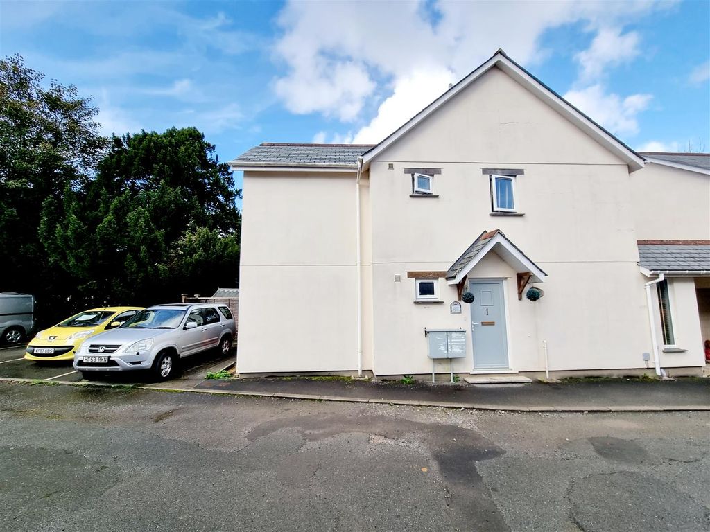 2 bed flat for sale in Riverside, Launceston PL15, £175,000 Zoopla