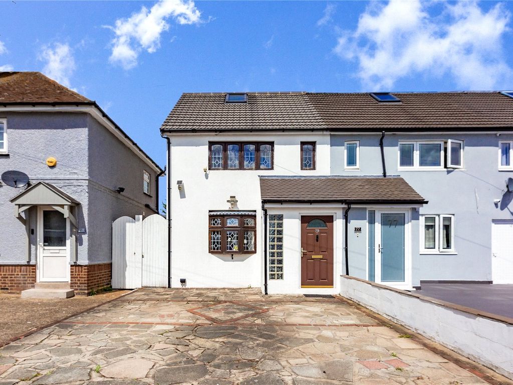 3 bed end terrace house to rent in Meadow Road, Rush Green, Romford RM7