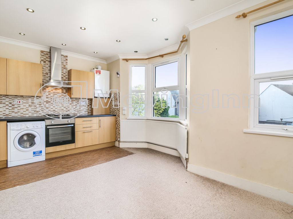 3 bed flat to rent in Heath Road, Thornton Heath, Surrey CR7, £1,600