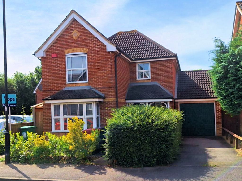 3 bed detached house for sale in Hunters Way, Cippenham, Slough SL1, £