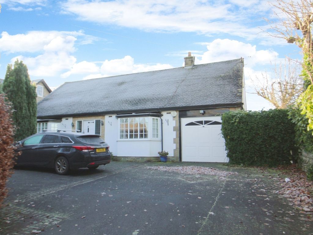 3 bed detached house to rent in Long Lane, Charlesworth, Glossop