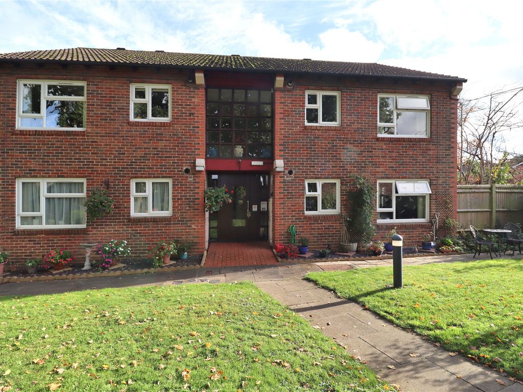2 bed flat for sale in Woking, Surrey GU21, £120,000 Zoopla