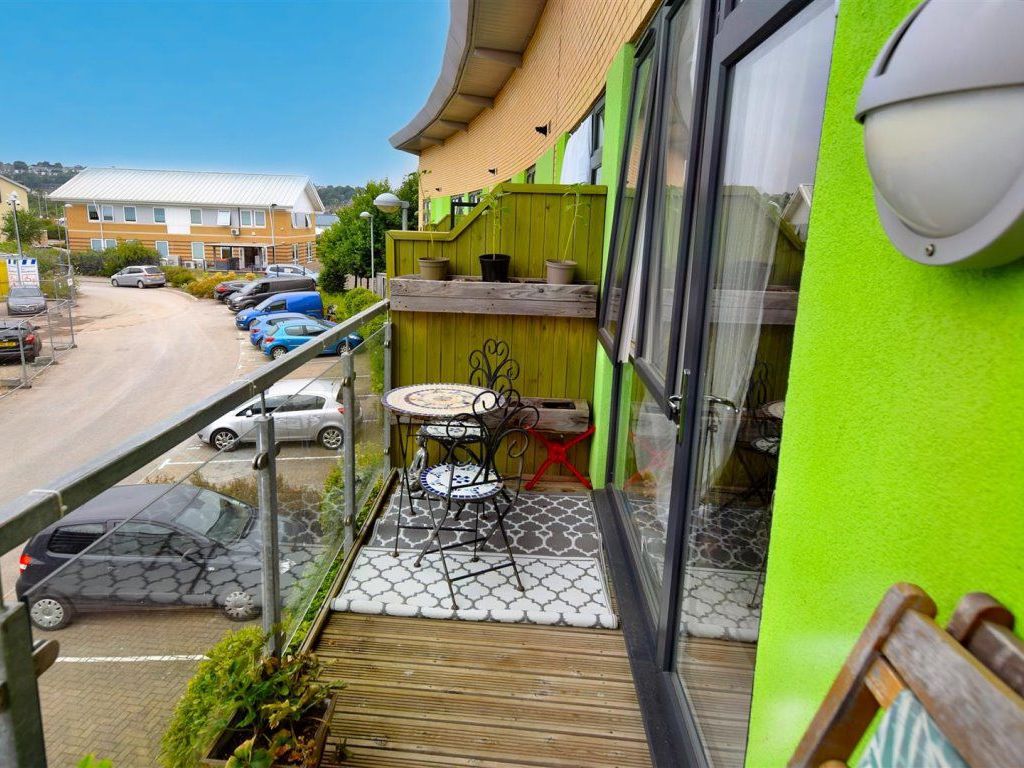 2 bed flat to rent in Harbour Crescent, Portishead BS20, £1,275 pcm