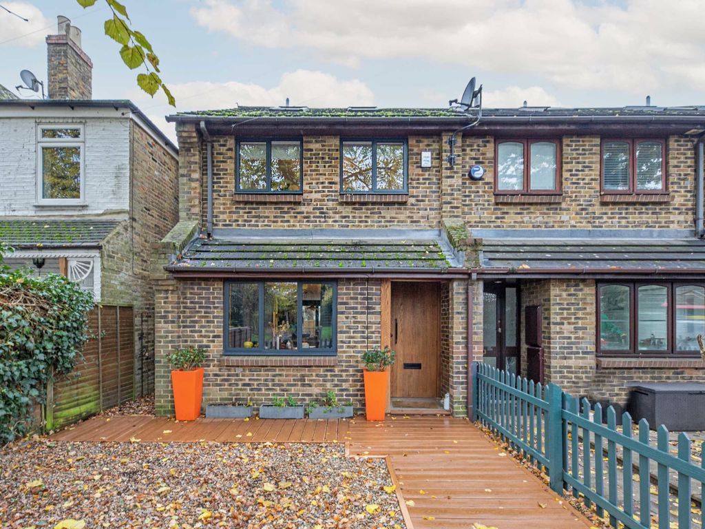 4 bed property for sale in Oak Avenue, Hampton TW12 Zoopla