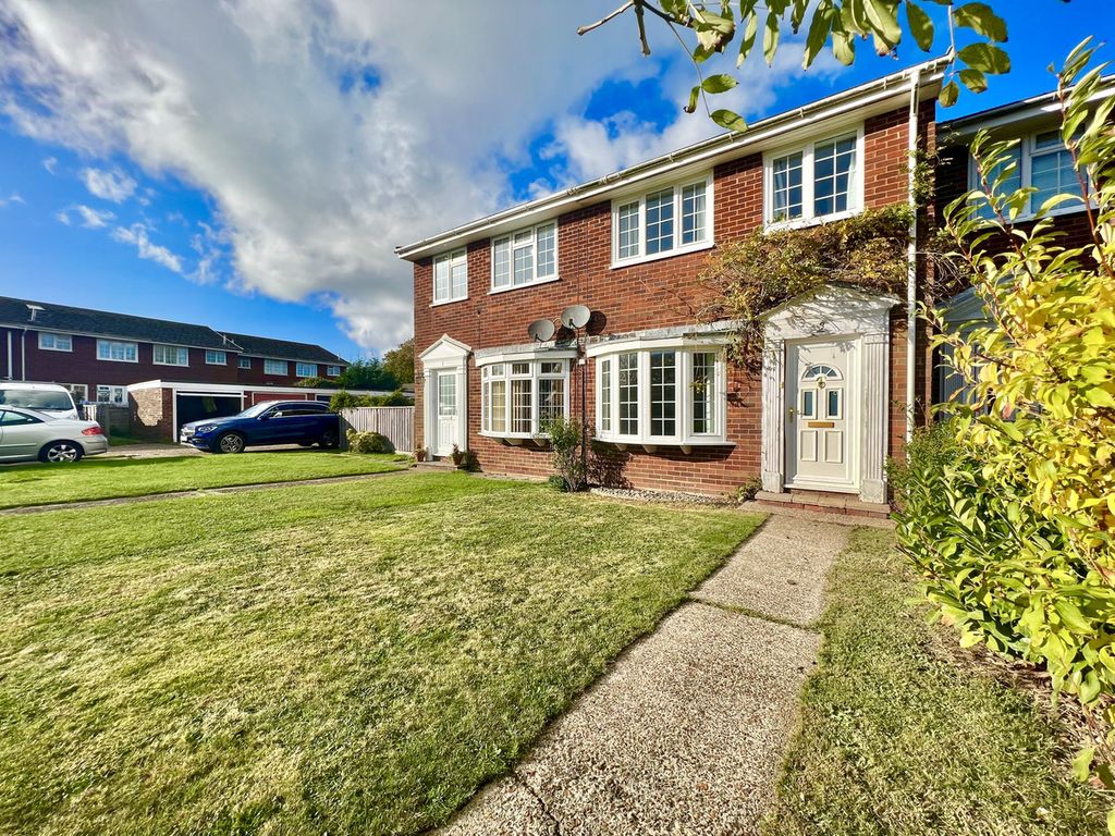 3 bed terraced house for sale in Westwood Close, Cowes PO31, £250,000