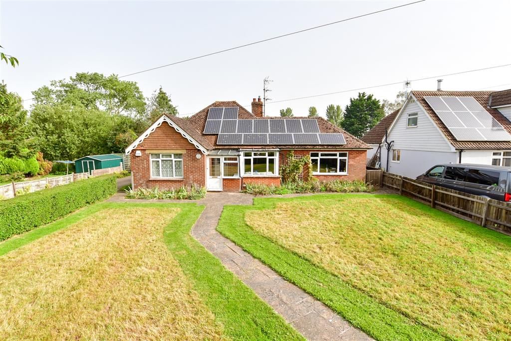 3 bed detached bungalow for sale in Magpie Hall Road, Stubbs Cross, Ashford, Kent TN26, £525,000