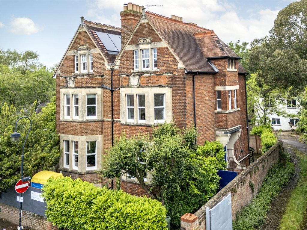 4 bed semidetached house for sale in Southmoor Road, Oxford
