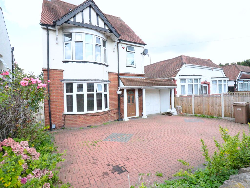 4 bed detached house to rent in Oakley Road, Luton LU4, £1,995 pcm Zoopla