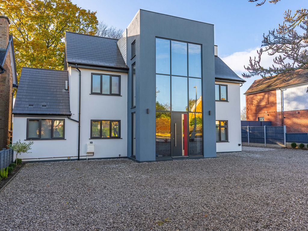 5 bed detached house for sale in Beech Avenue Worcester, Worcestershire