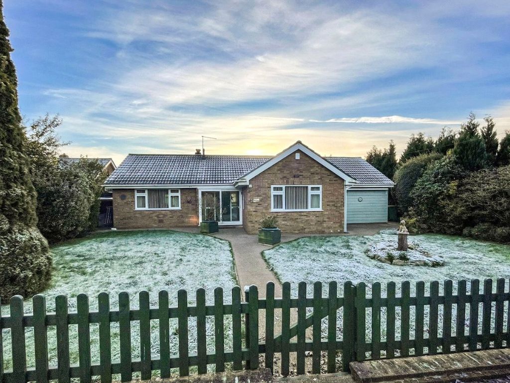 3 bed bungalow for sale in Lymington Bottom Road, Four Marks, Alton