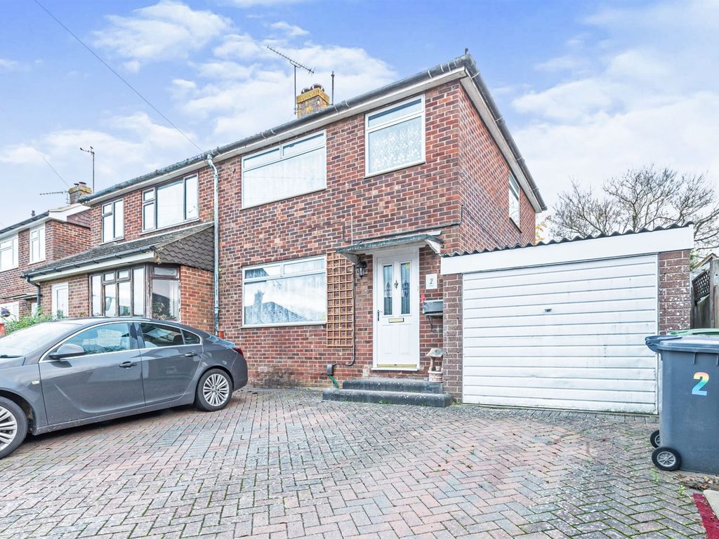 3 bed semidetached house for sale in Meadow Road, Basingstoke RG21